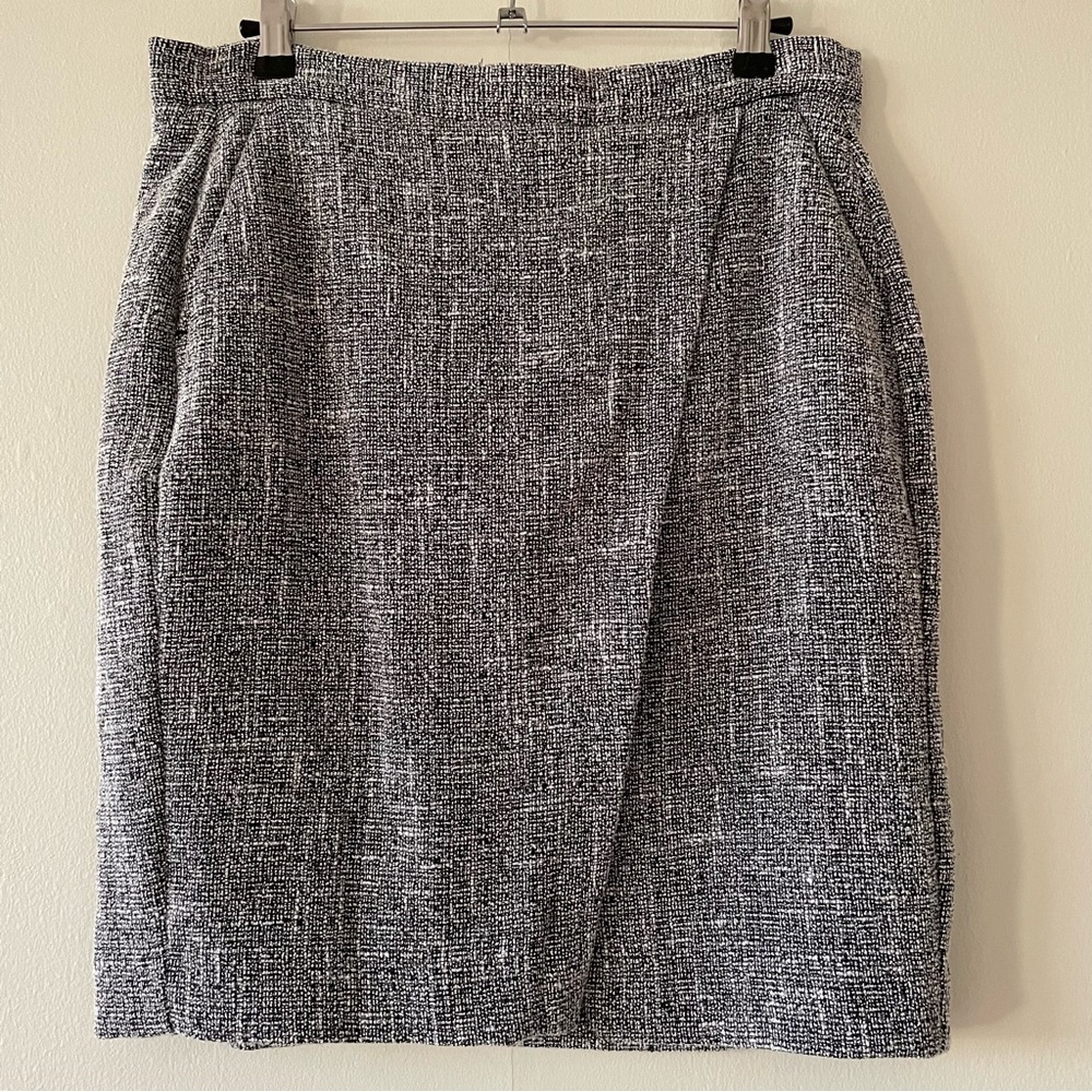 White and Navy Banana Republic Skirt